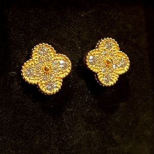 Earring Clover. Moissanite stone. Stainless Steel Hupoallergenic Plated gold.